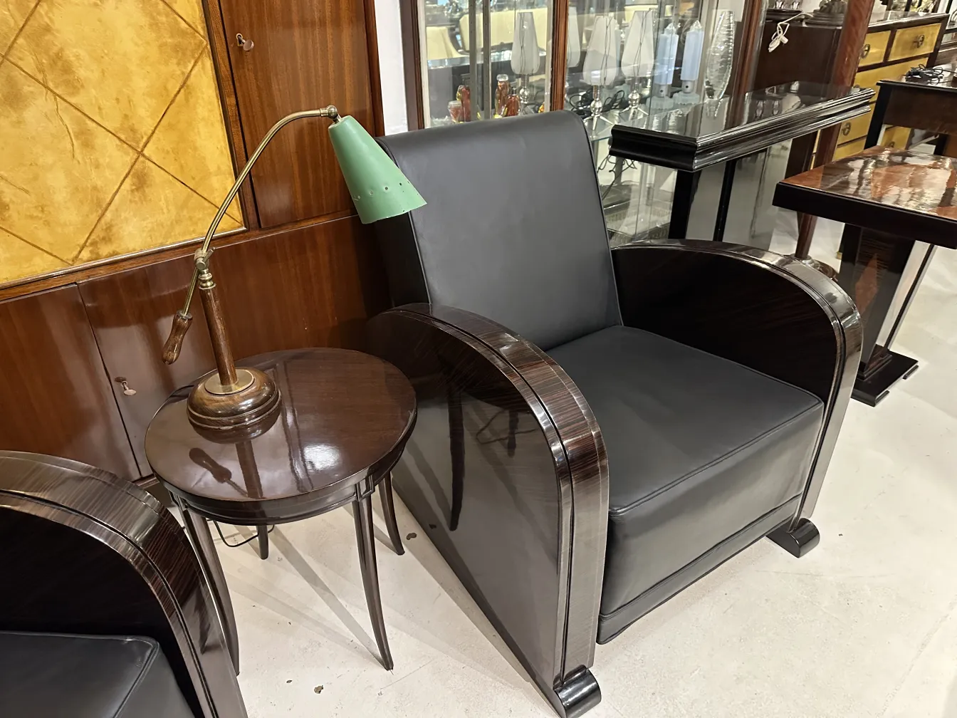 lampada da tavolo antica elegante con paralume verde in un ambiente accogliente