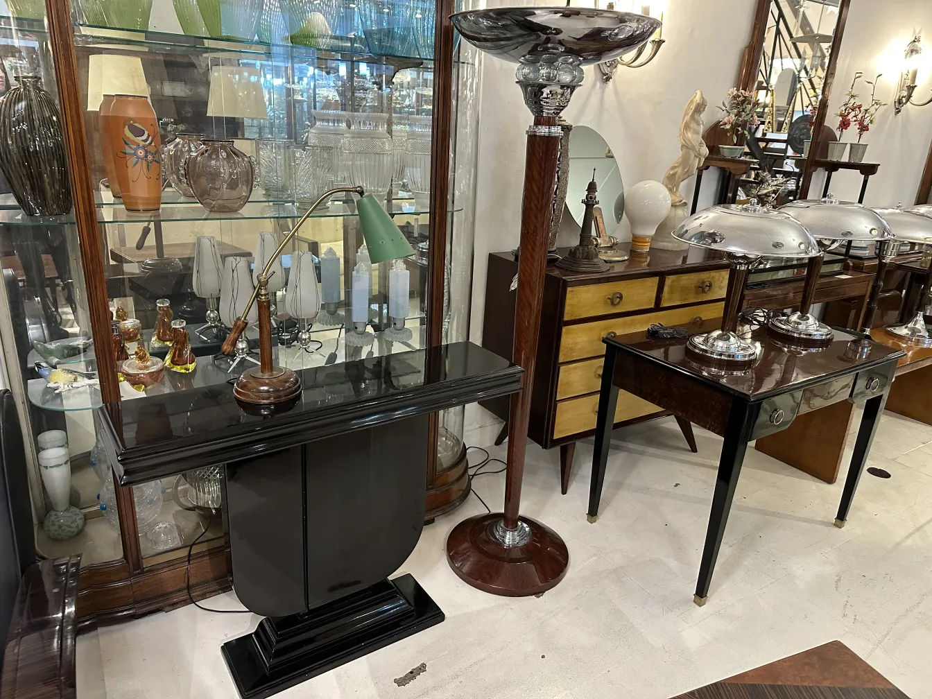 lampe de bureau ancienne avec abat-jour vert dans un cadre décoratif