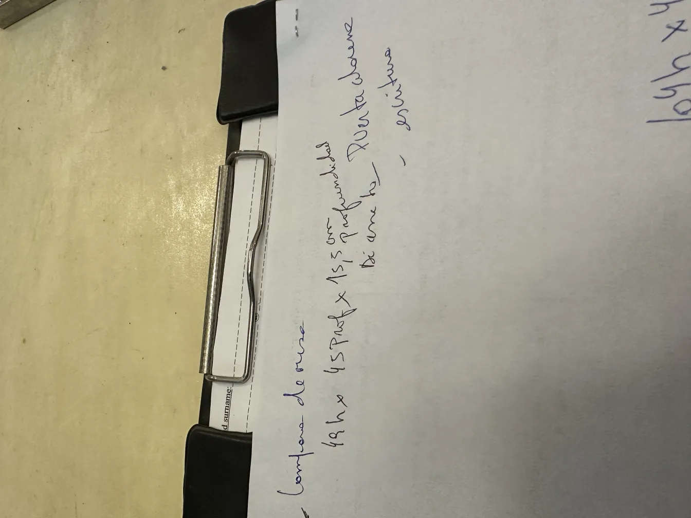 مصباح طاولة قديم أنيق على سطح واضح