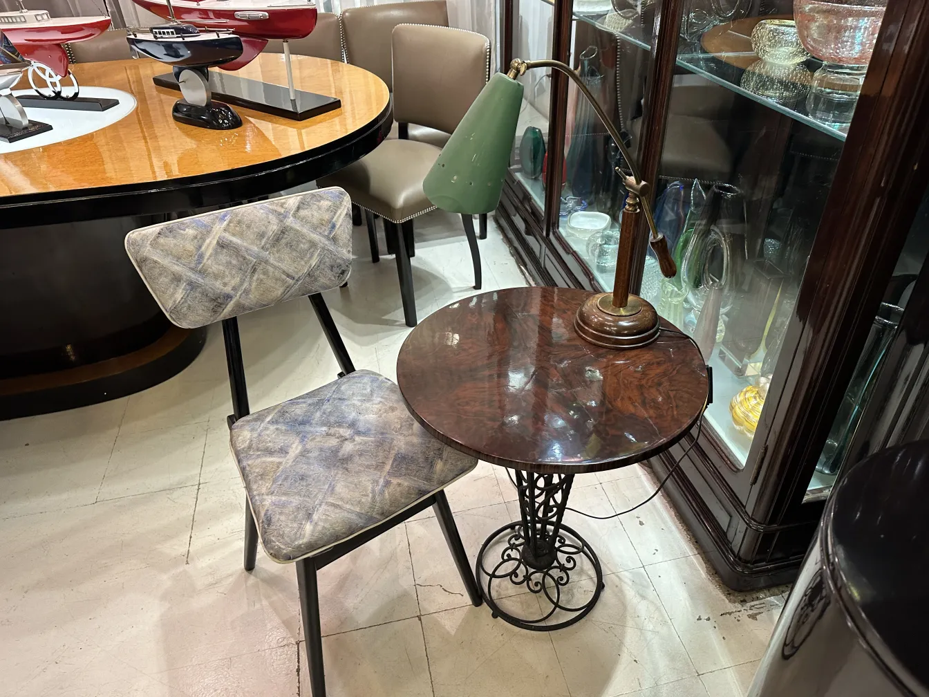 Lámpara de mesa antigua con base de bronce en un ambiente elegante.