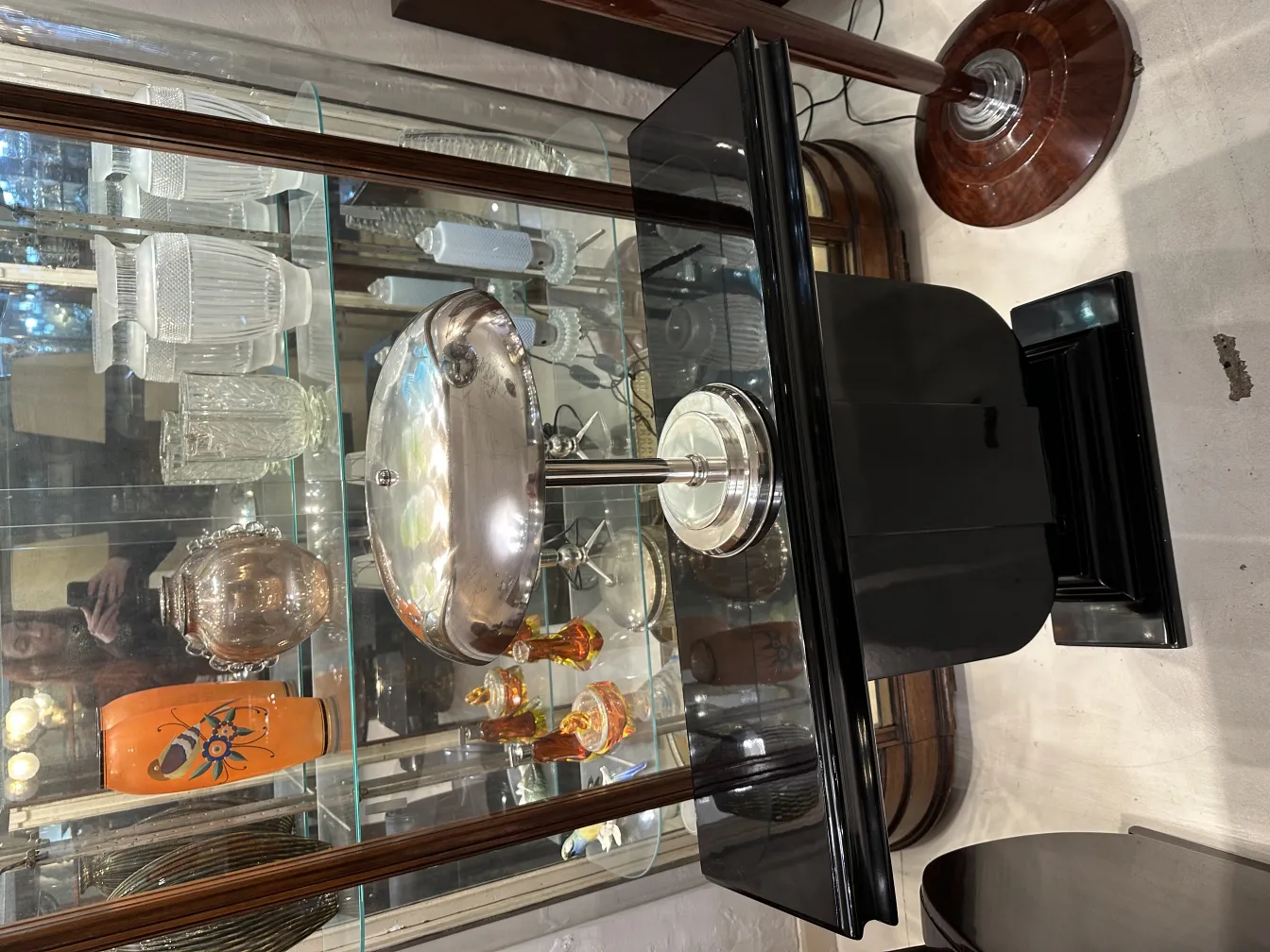 lampe de bureau antique avec une base élancée, ambiance élégante, vitrine décorative