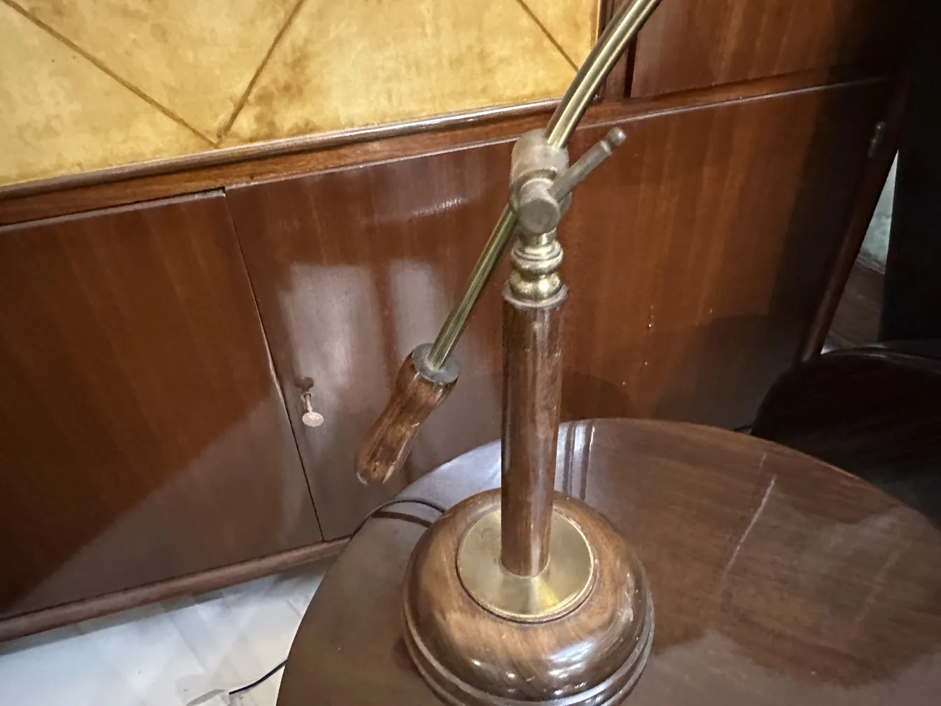 Lampada da tavolo antica regolabile con base rotonda in un ambiente classico