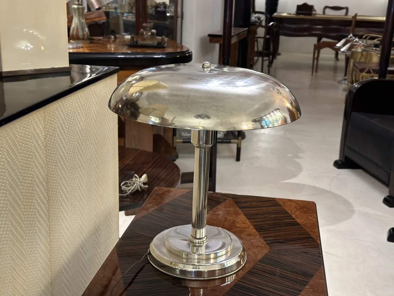 lámpara de mesa antigua brillante en un ambiente elegante