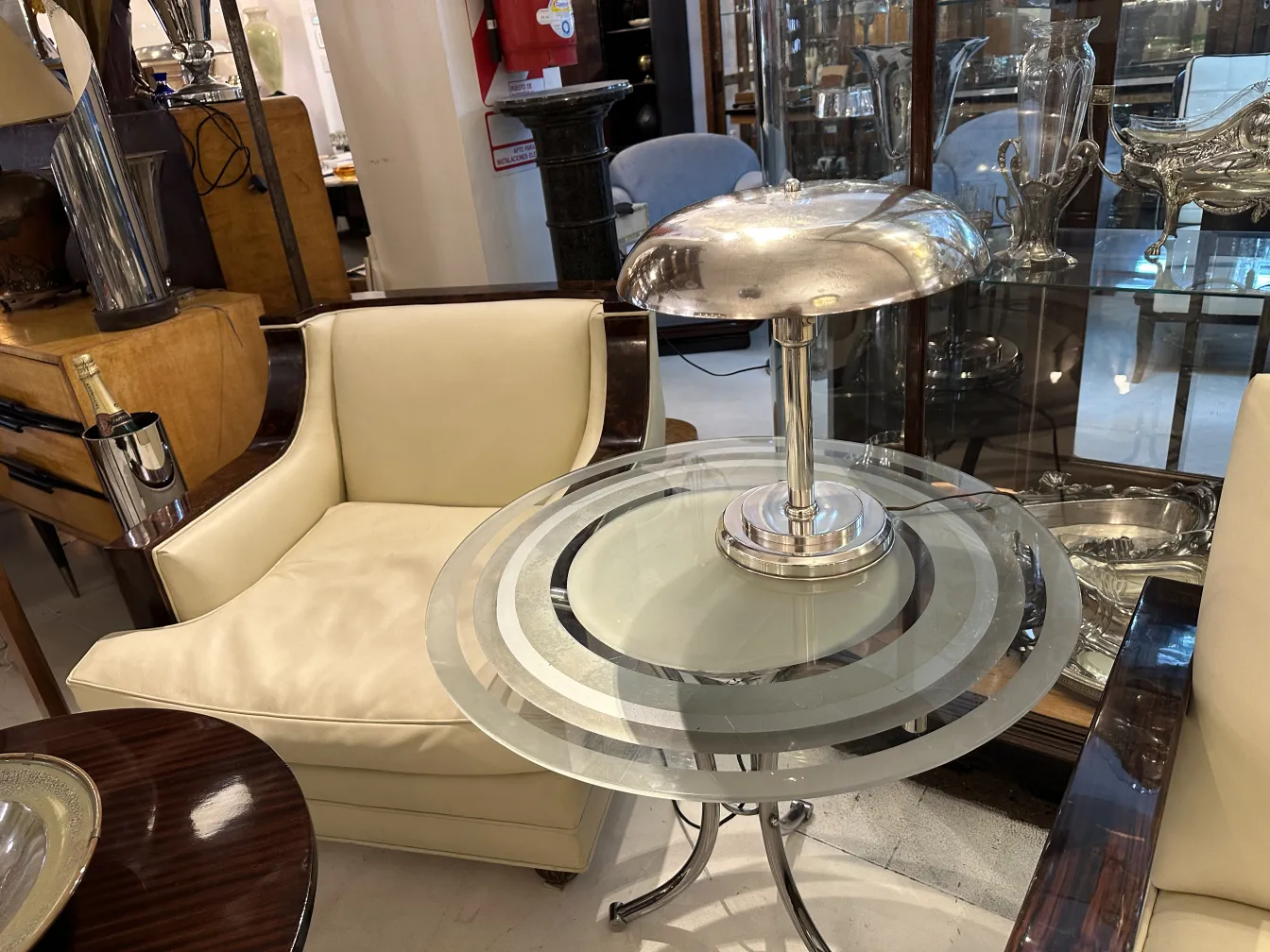 lampe de bureau ancienne avec base brillante dans un cadre élégant