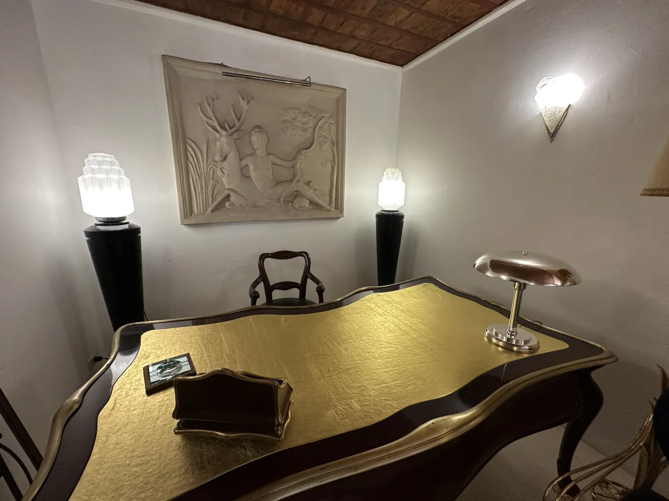 Lampada da tavolo antica con design elegante in un ambiente accogliente.