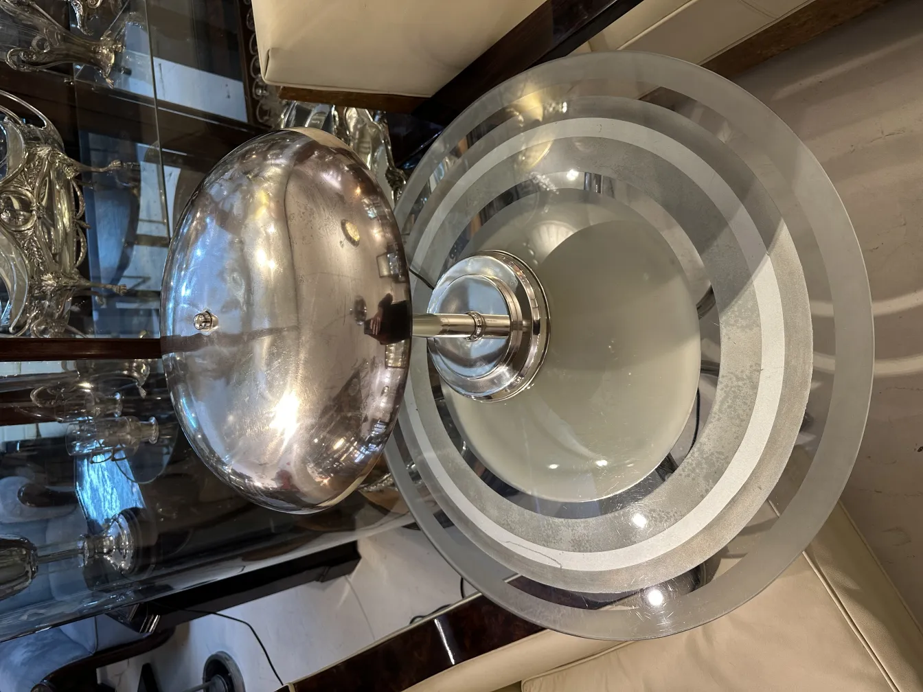 lampara de mesa antigua con diseño simple y elegante, rodeada de objetos decorativos