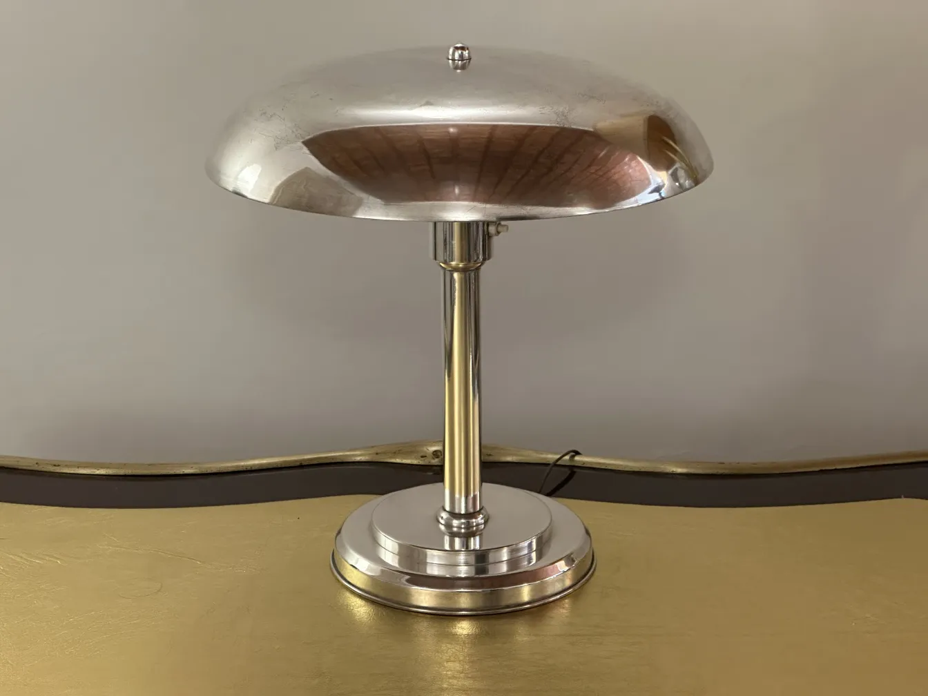 lampe de bureau ancienne avec finition brillante