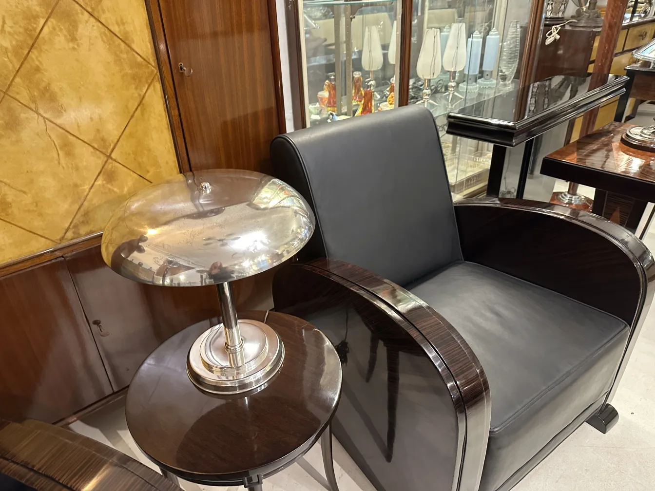 antica lampada da tavolo con base lucida in un ambiente classico