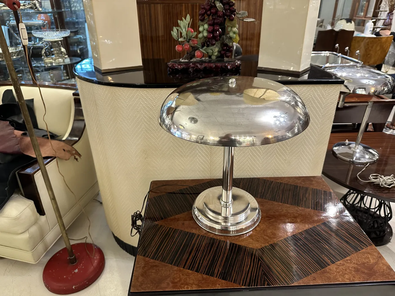 lampara de mesa antigua con un acabado brillante en un entorno elegante con muebles vintage