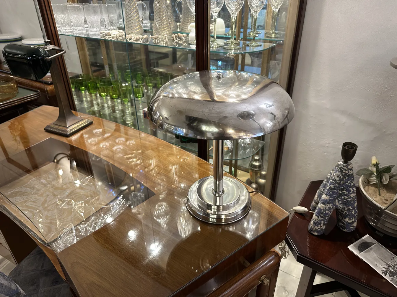 Antike Tischlampe mit glänzender Oberfläche auf eleganter Tischplatte