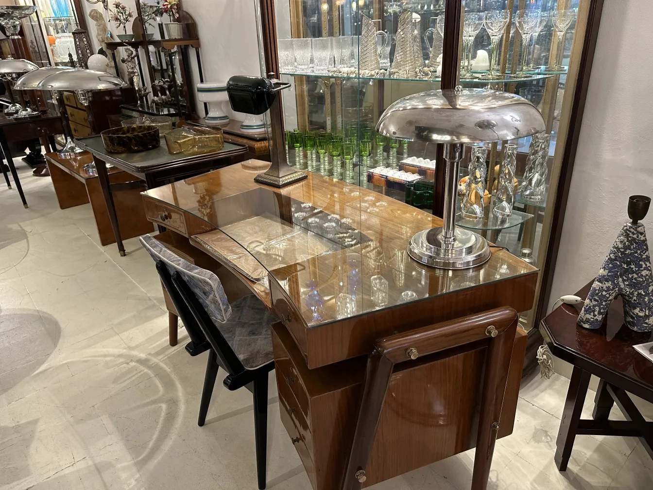 Antique table lamp with metallic base and curved shade, elegant style, pleasant atmosphere.