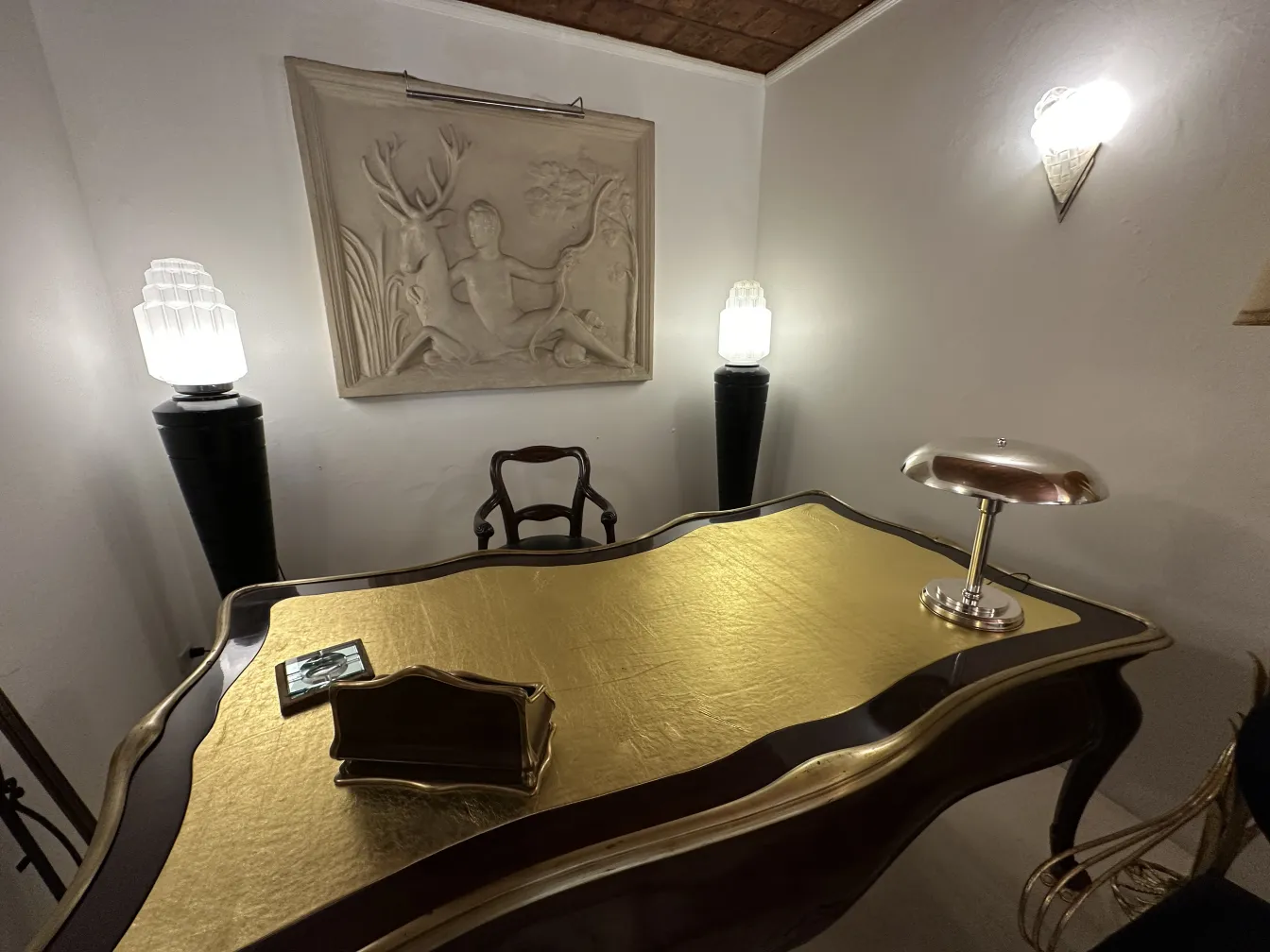 lampara de mesa antigua estilo clasico en una mesa dorada