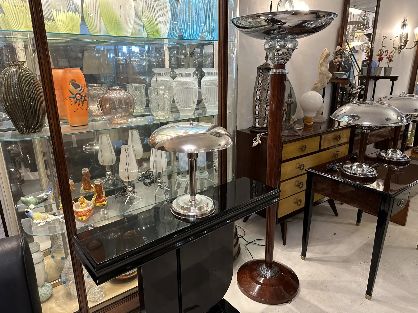 lampe de bureau antique avec base brillante et abat-jour élégant, dans un cadre de collection classique