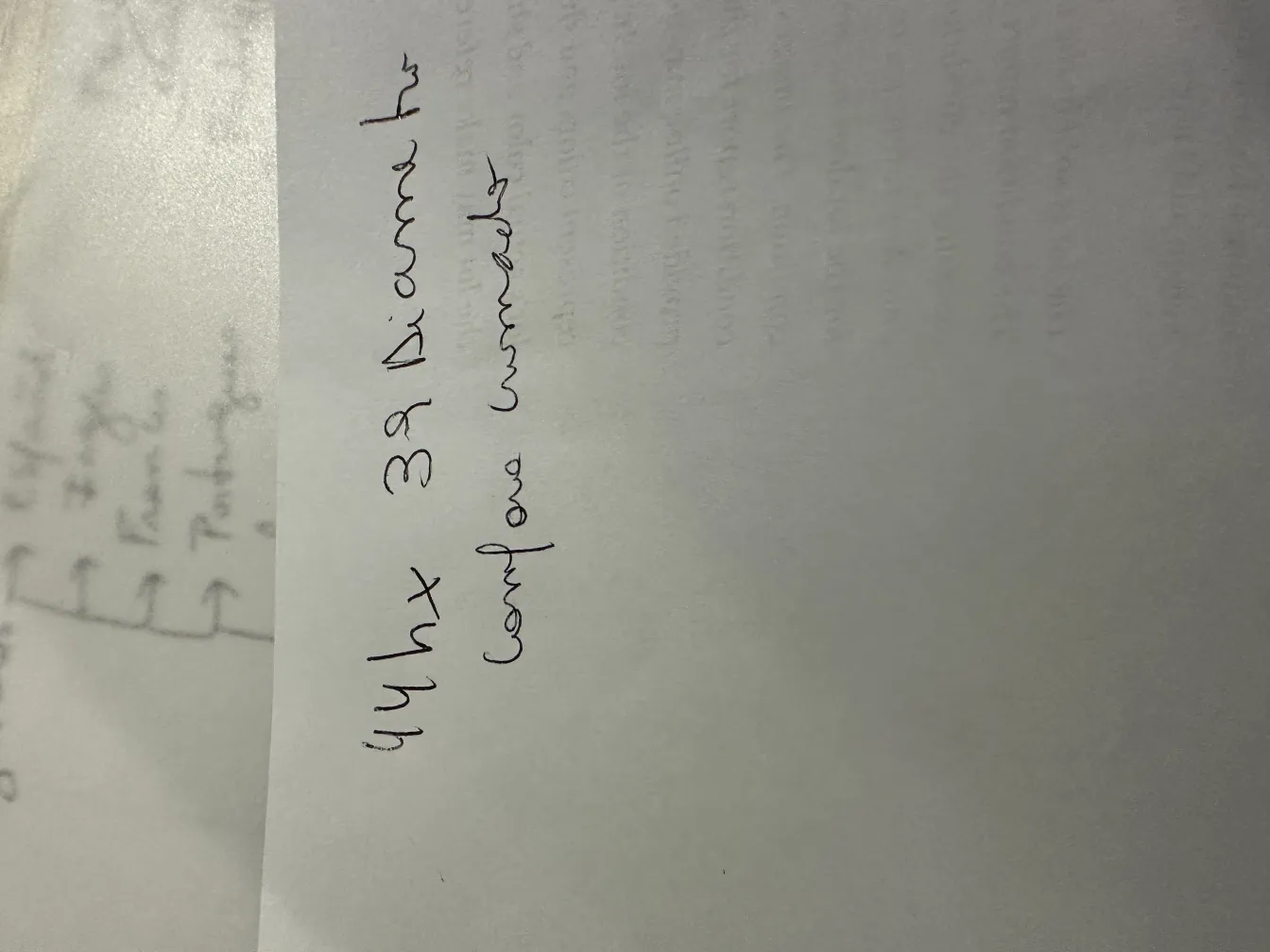 lampada da tavolo antica con finiture eleganti che creano un'atmosfera accogliente