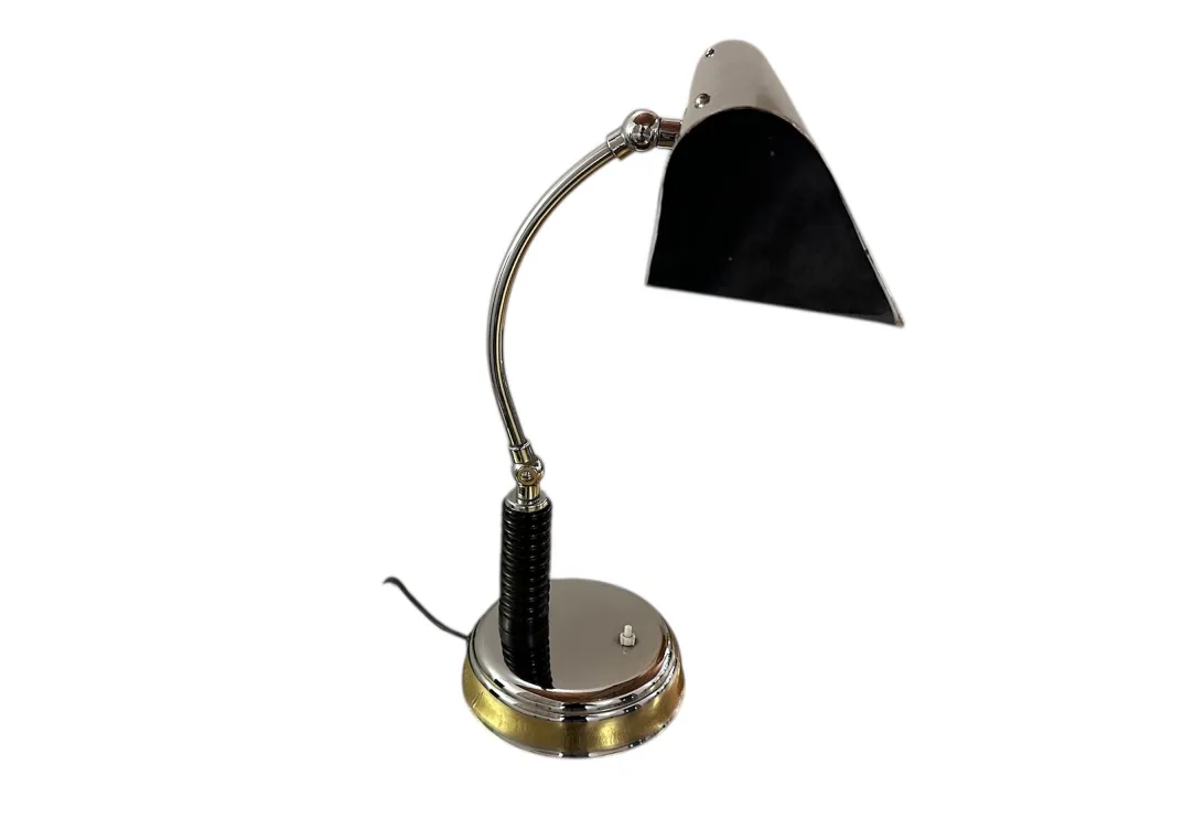 lampe de bureau ancienne avec base en métal brillant et abat-jour sombre, design élégant