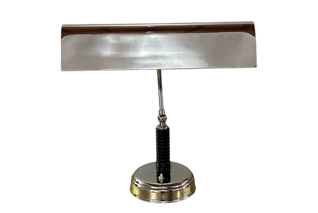 lampe de bureau ancienne avec base ronde et abat-jour brillant, dans un environnement chaleureux