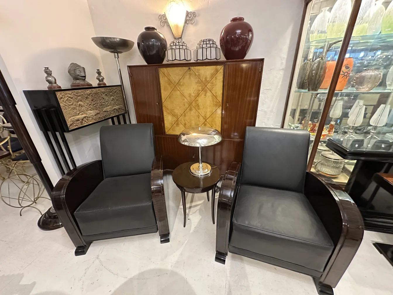 Lámpara de mesa antigua sobre mesa negra en ambiente elegante