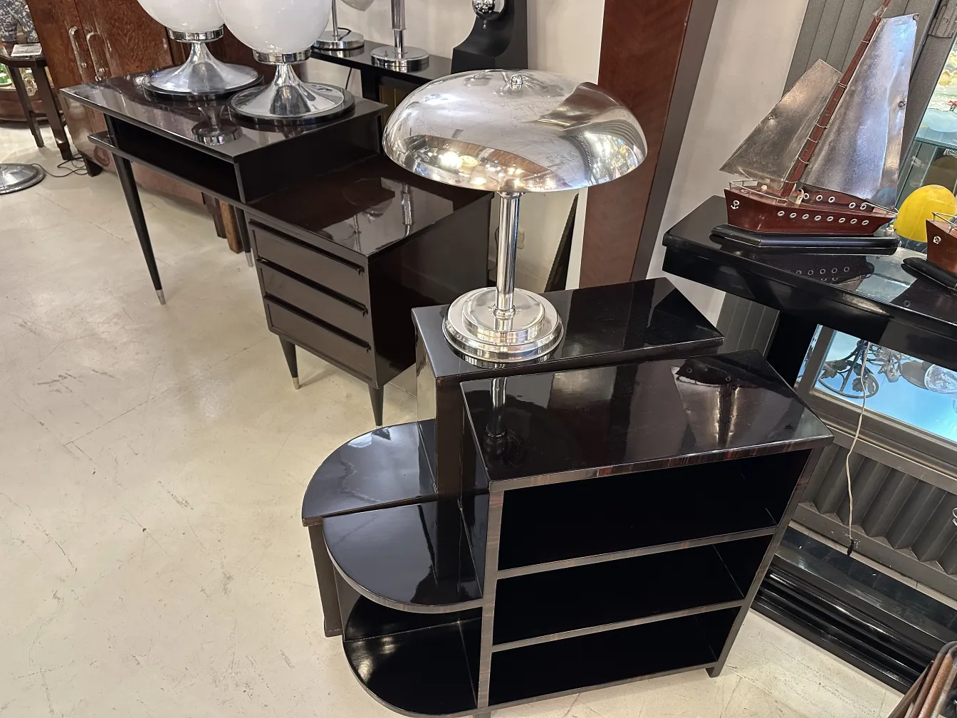 Antiga luminária de mesa com base brilhante, perfeita para decorações retro. Fundo de móveis clássicos e ambiente elegante.