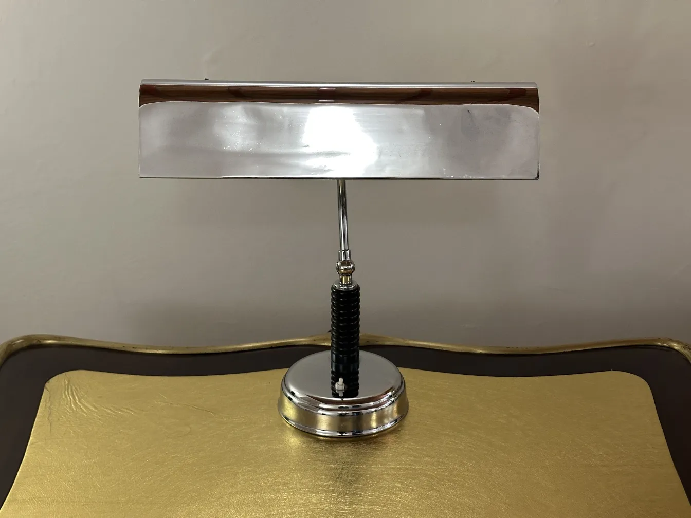 Lampe de bureau antique avec base brillante dans un environnement doré