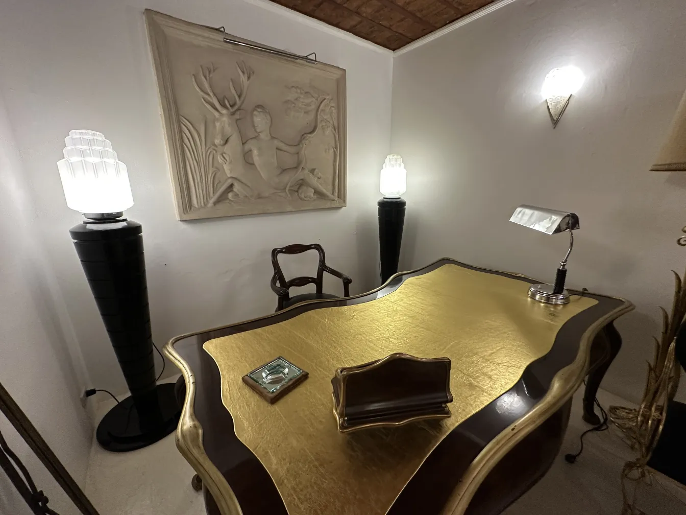 lampada da tavolo antica con luce calda su scrivania dorata