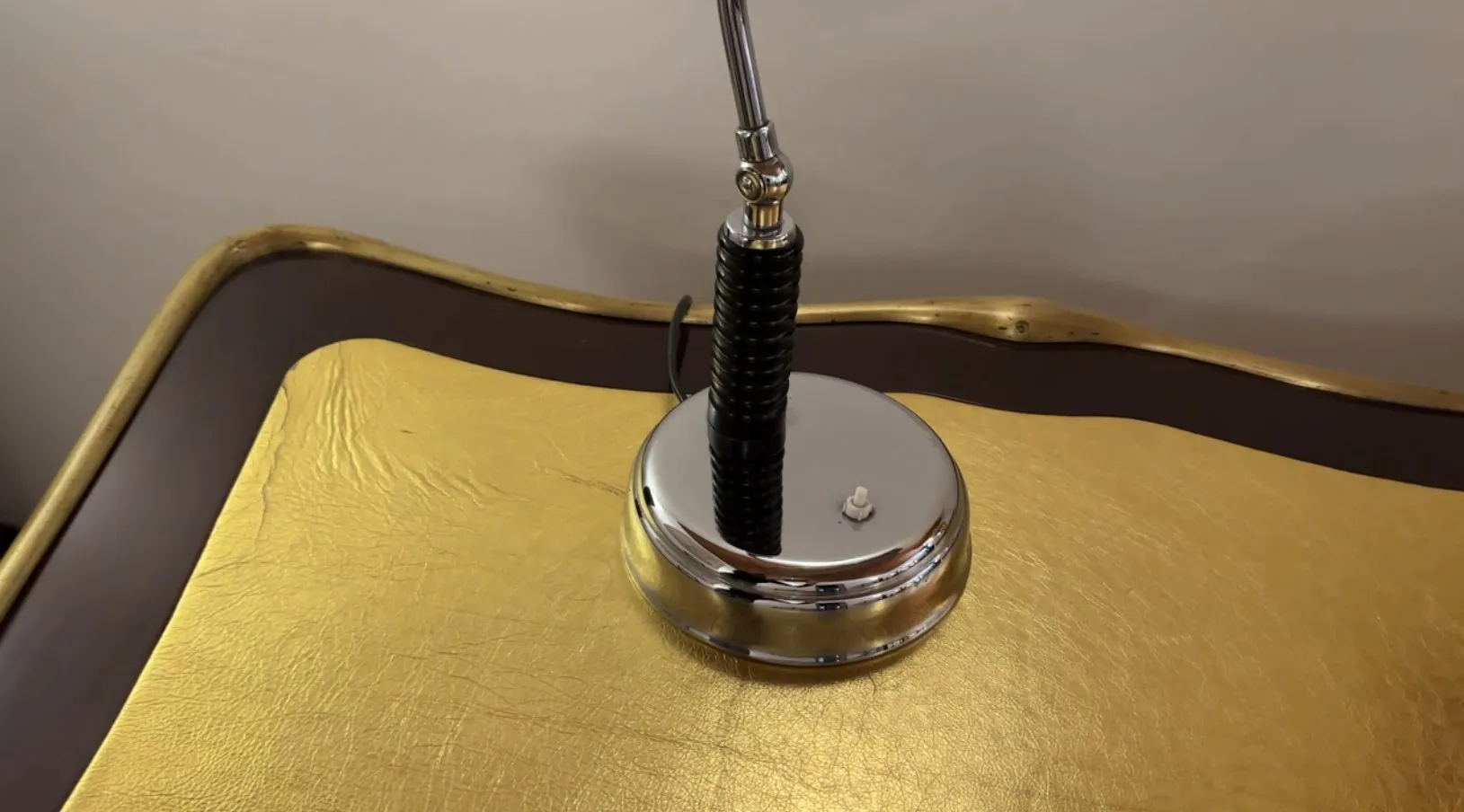 Antike Tischlampe mit glänzendem Fuß in einem eleganten Umfeld