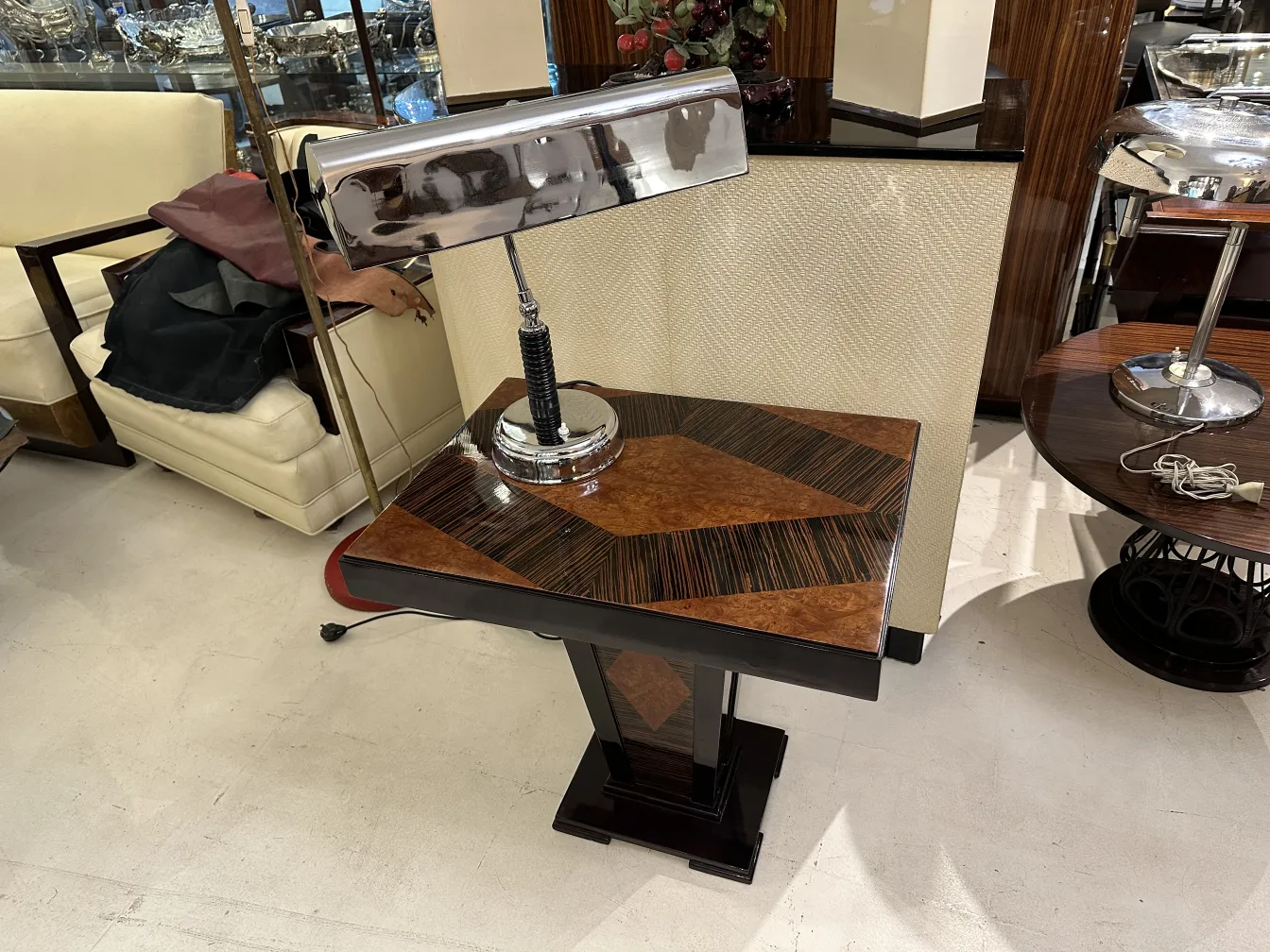 Lampada da tavolo antica con design elegante e unico, in un ambiente classico con mobili d'epoca.