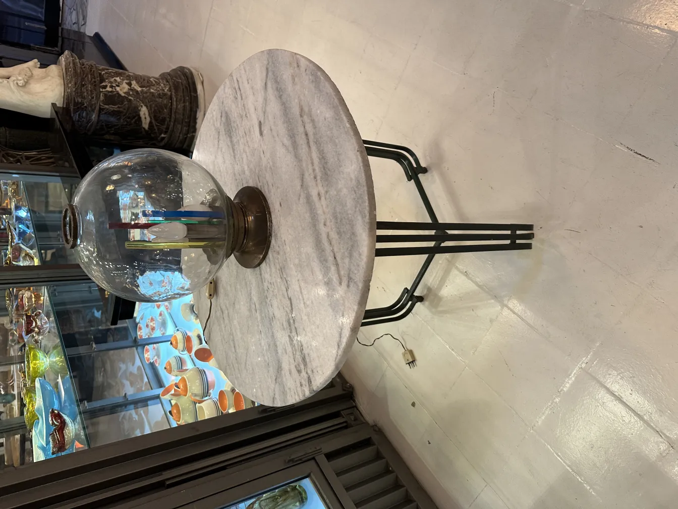 antike Tischlampe mit buntem Glaskugel und stilvollem Sockel