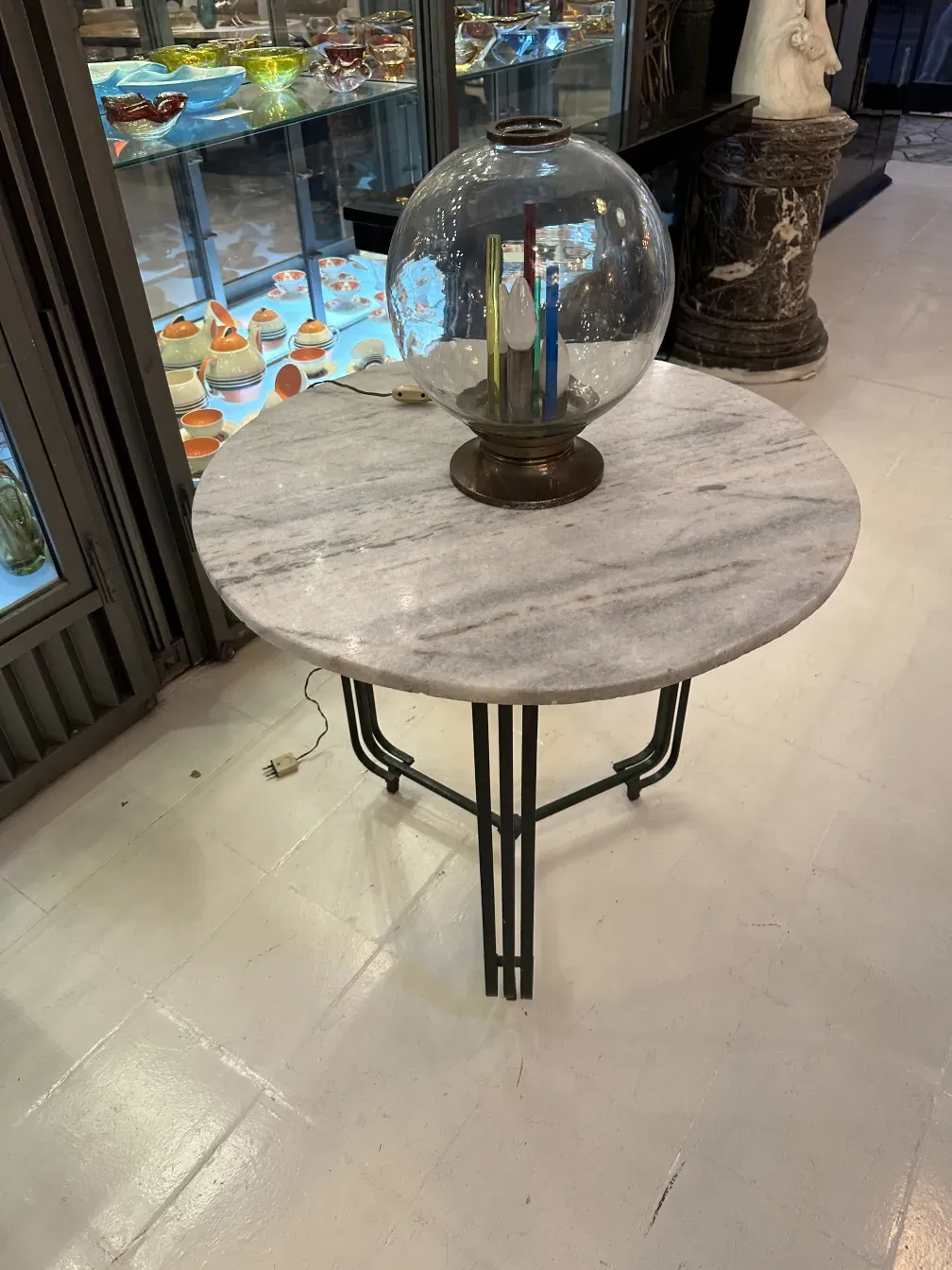 Lámpara de mesa antigua de Carlo Scarpa con base circular y globos de vidrio, sobre mesa de mármol.
