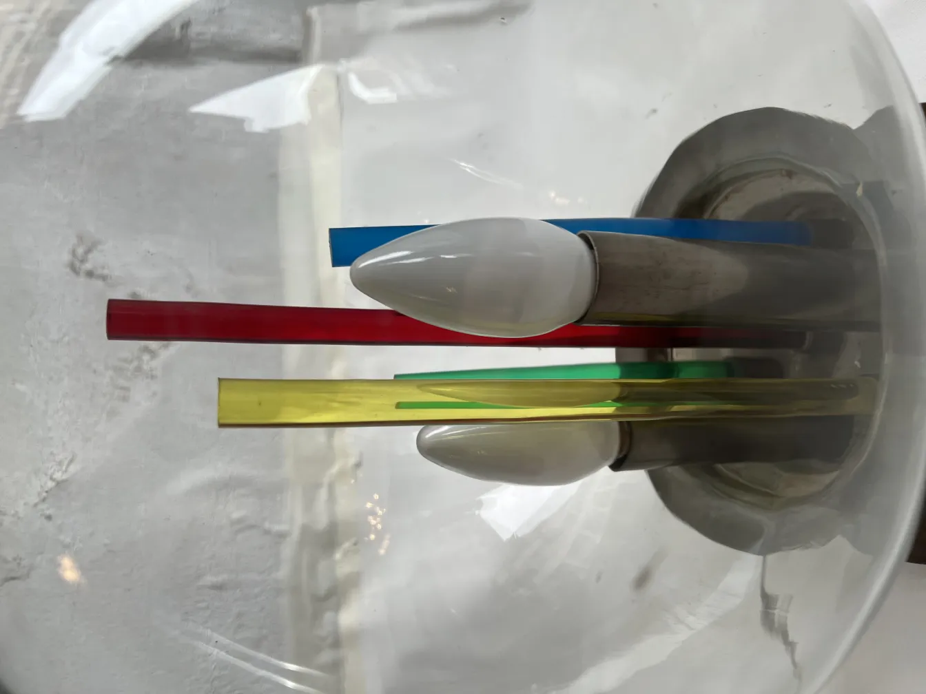 Antike Tischlampe mit lebhaften Farben und ansprechendem Design