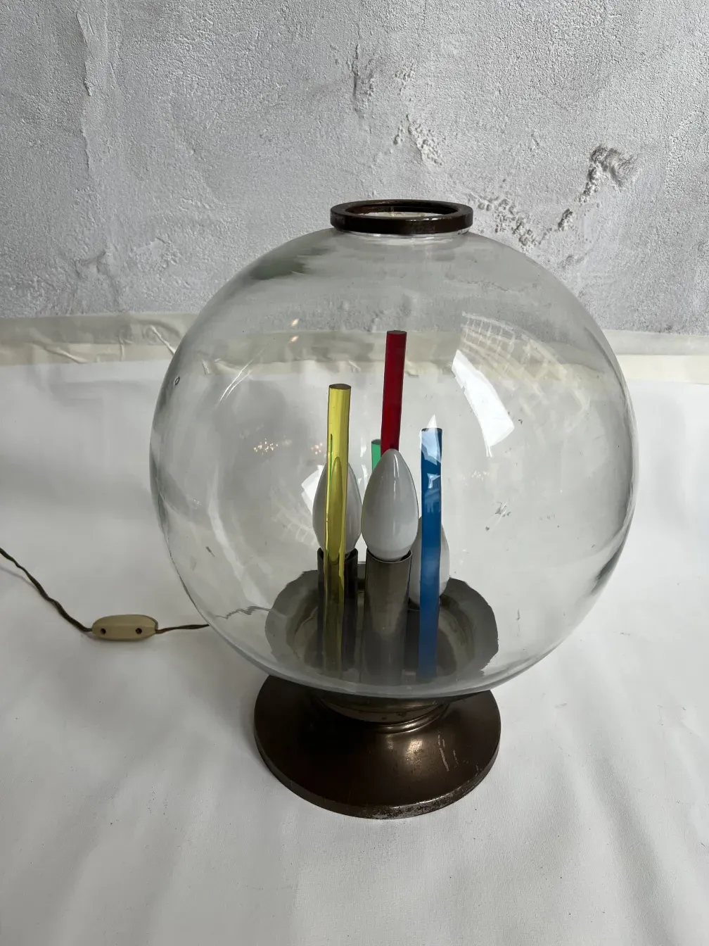 luminária de mesa antiga com design colorido e esférico