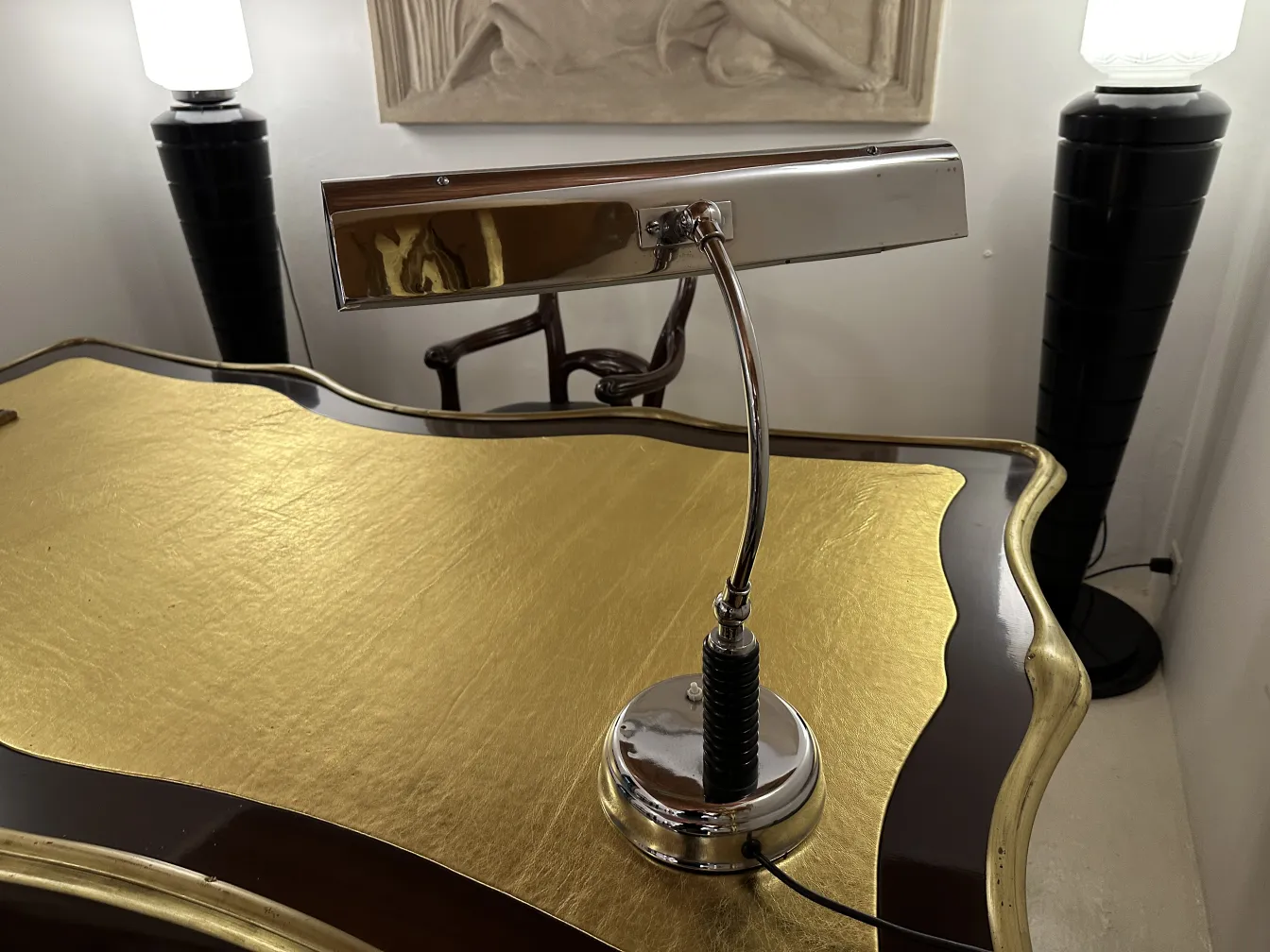 lampada da tavolo antica con base elegante e paralume moderno in ufficio