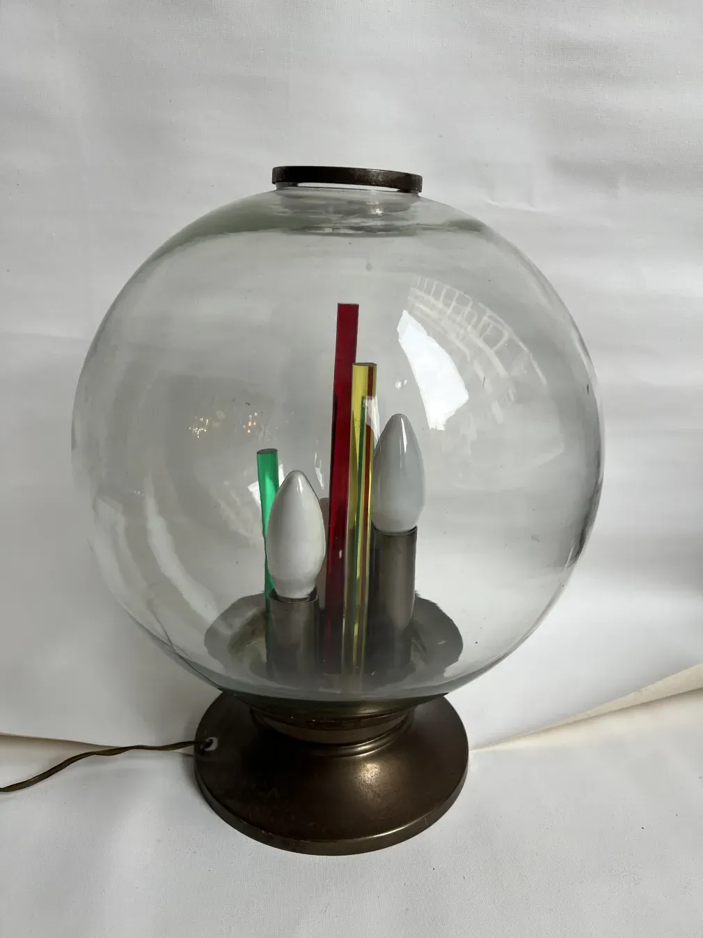 alte tischlampe mit einzigartigem design und lebhaften farben