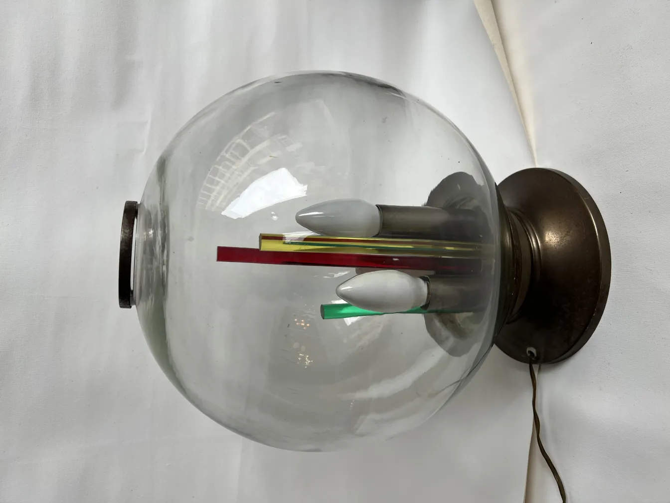 Lampe de bureau ancienne avec un design sphérique coloré, parfaite pour la décoration.