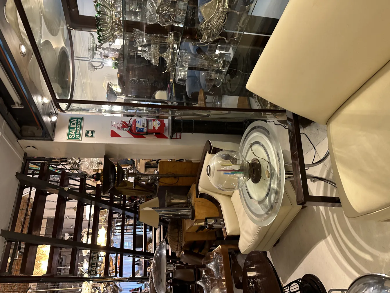 antigua lámpara de mesa con diseño clásico en un ambiente acogedor, rodeada de elementos decorativos