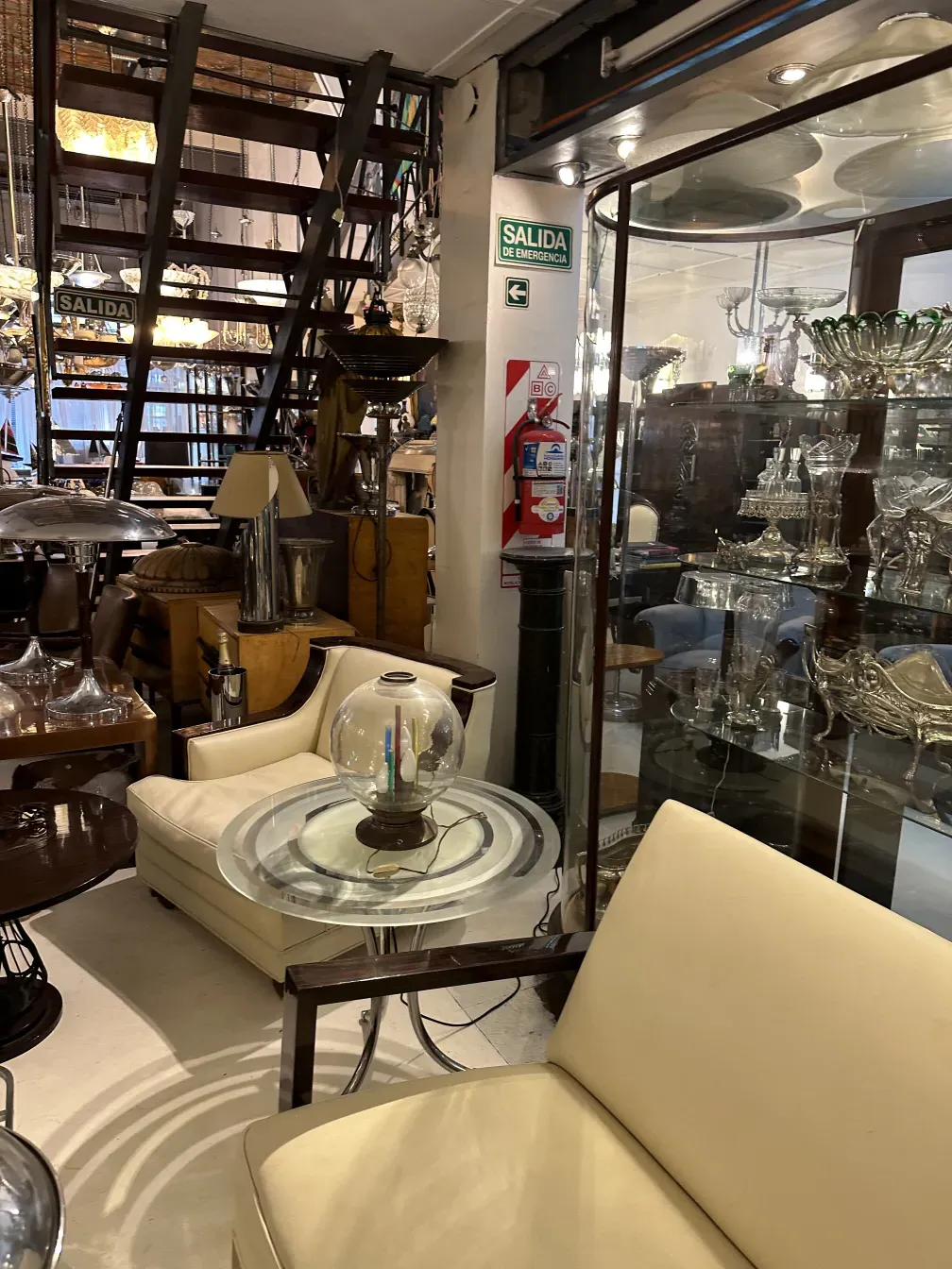 antigua lámpara de mesa de diseño carlo scarpa con base clara y detalles sutiles en un ambiente vintage