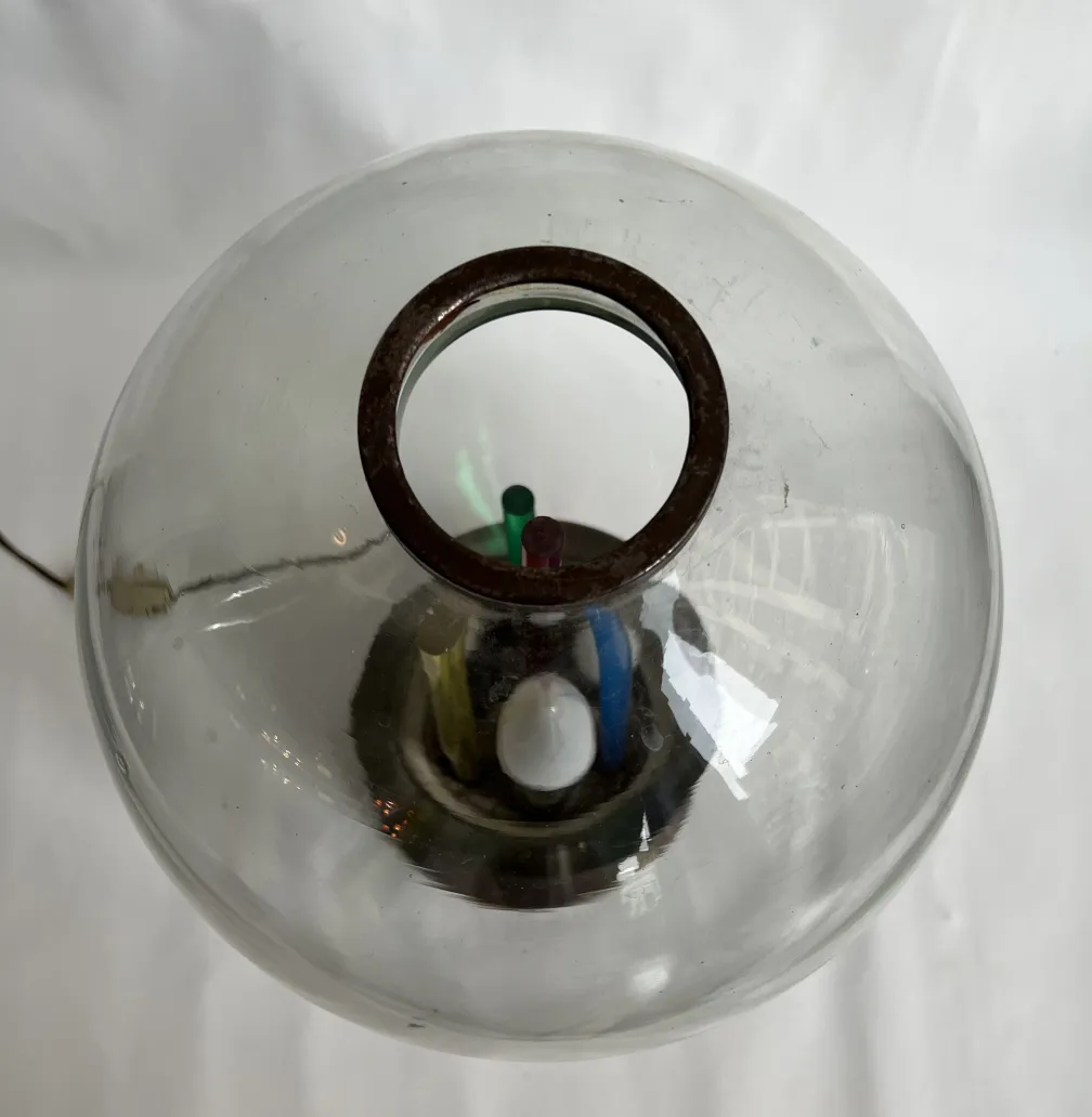 lampe de bureau ancienne au design clair et élégant, détail de la base