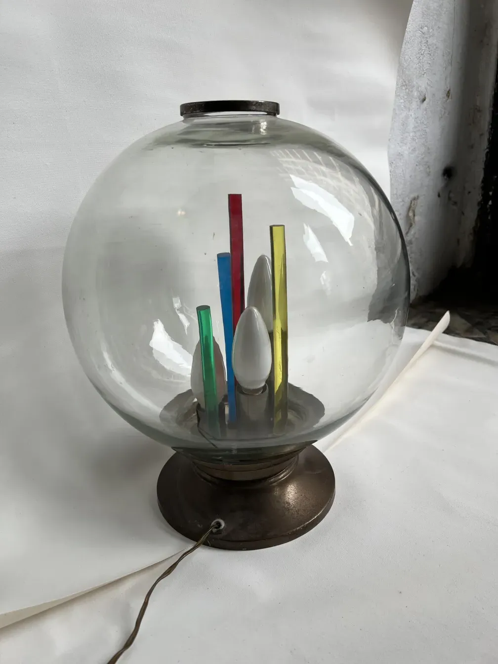 lampara de mesa con formas elegantes y colores vivos