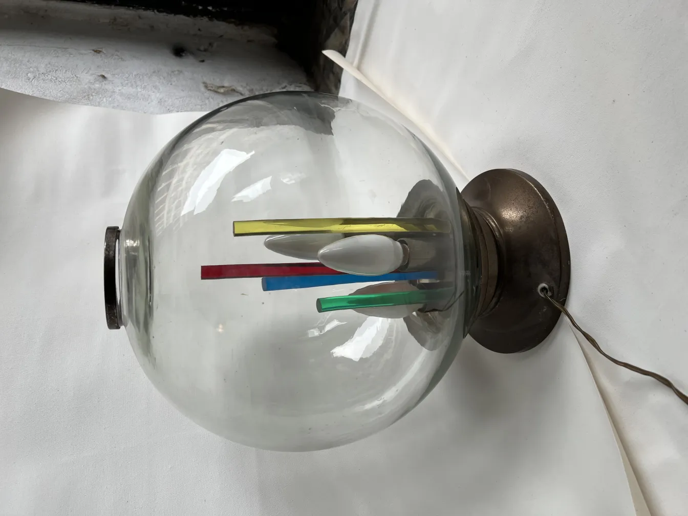 Античная настольная лампа с стеклянным куполом и цветным декором внутри, создающая уютную атмосферу.