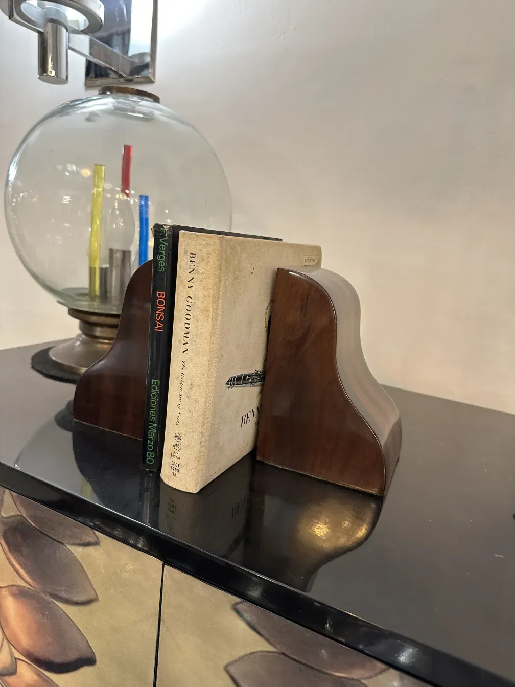 lampada da tavolo antica carlo scarpa con libri e decorazioni
