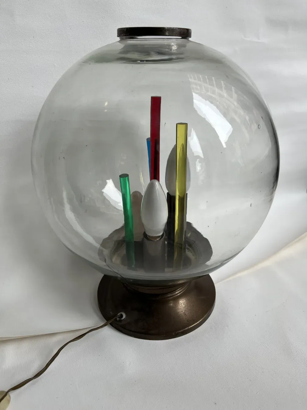 lampe de bureau antique avec un design coloré et une base ronde