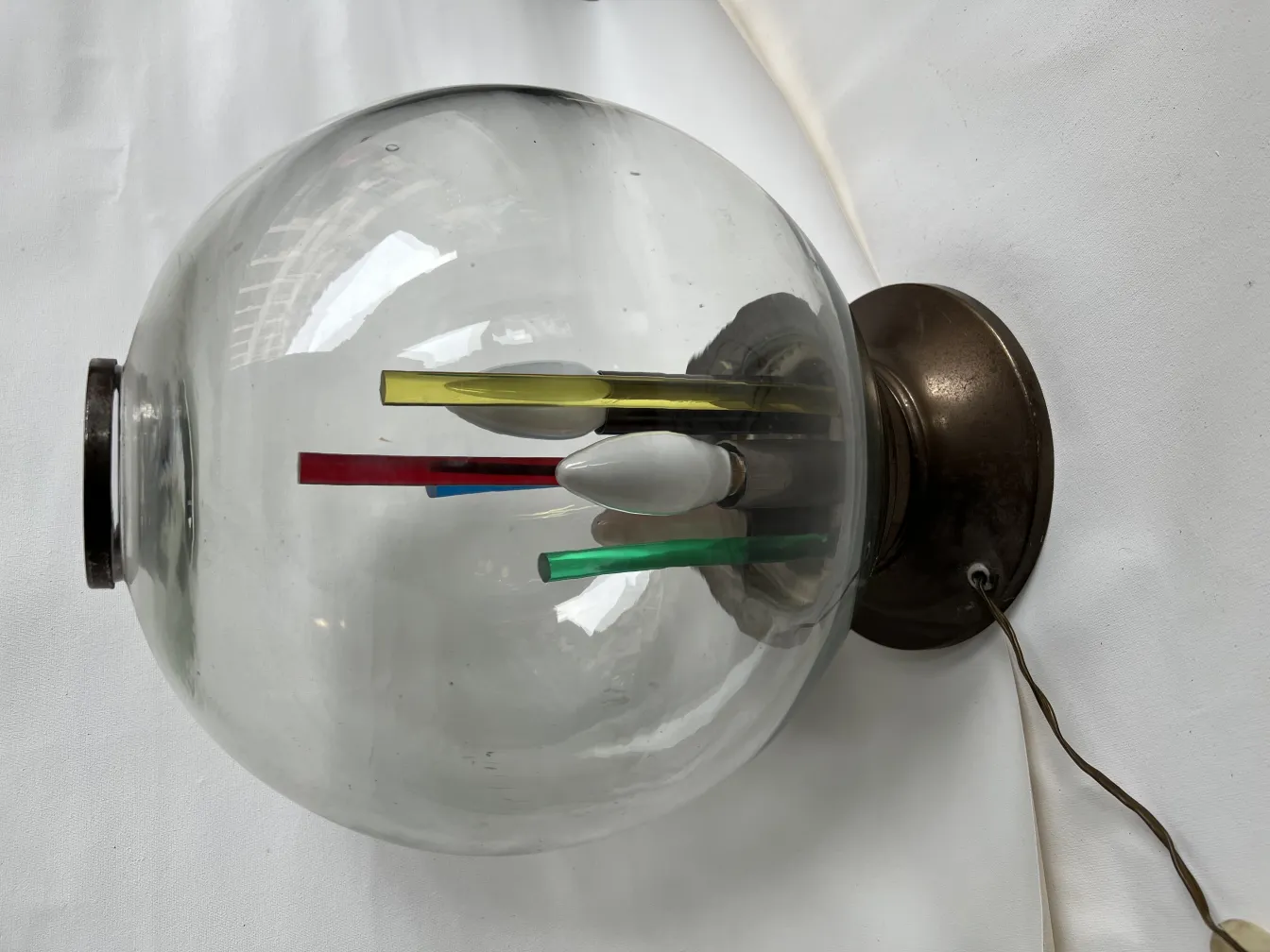 مصباح طاولة قديم مع كرات ملونة