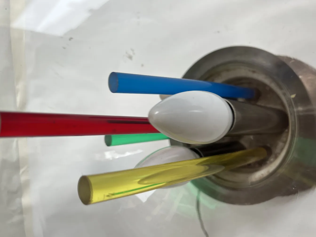 Antike Tischlampe mit bunten Details und Metallbasis.