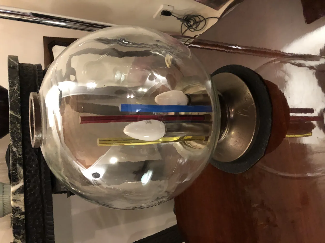 古いテーブルランプは、クラシックな環境に鮮やかな色の電球があります