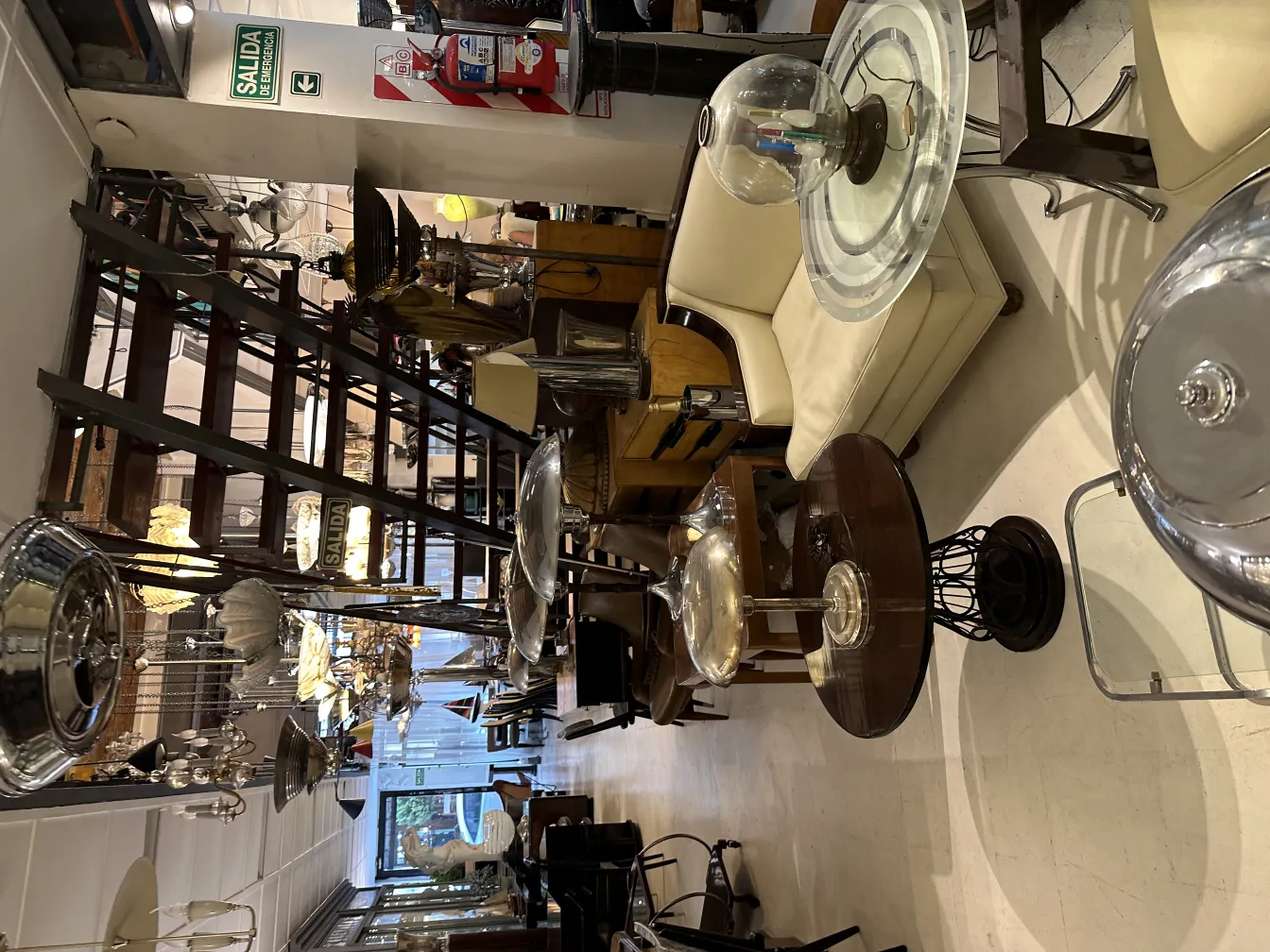 居心地の良い環境にある装飾的なアンティークテーブルランプ