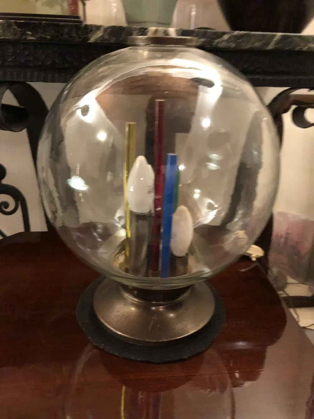 lampara de mesa antiga com lâmpadas internas e base circular