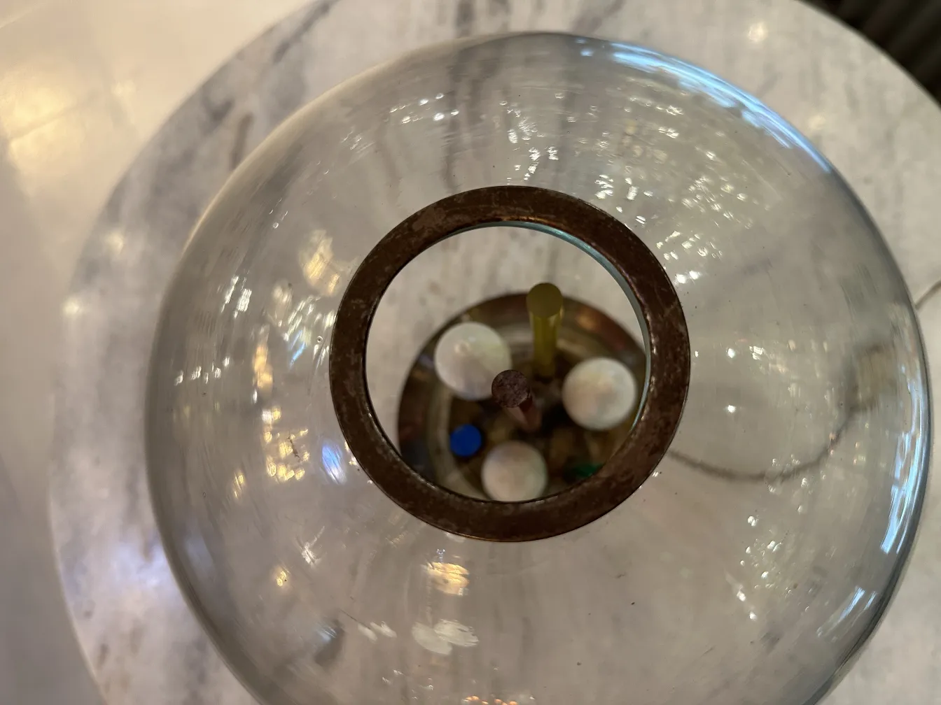 古董檯燈透明設計和裝飾底座，營造優雅氛圍