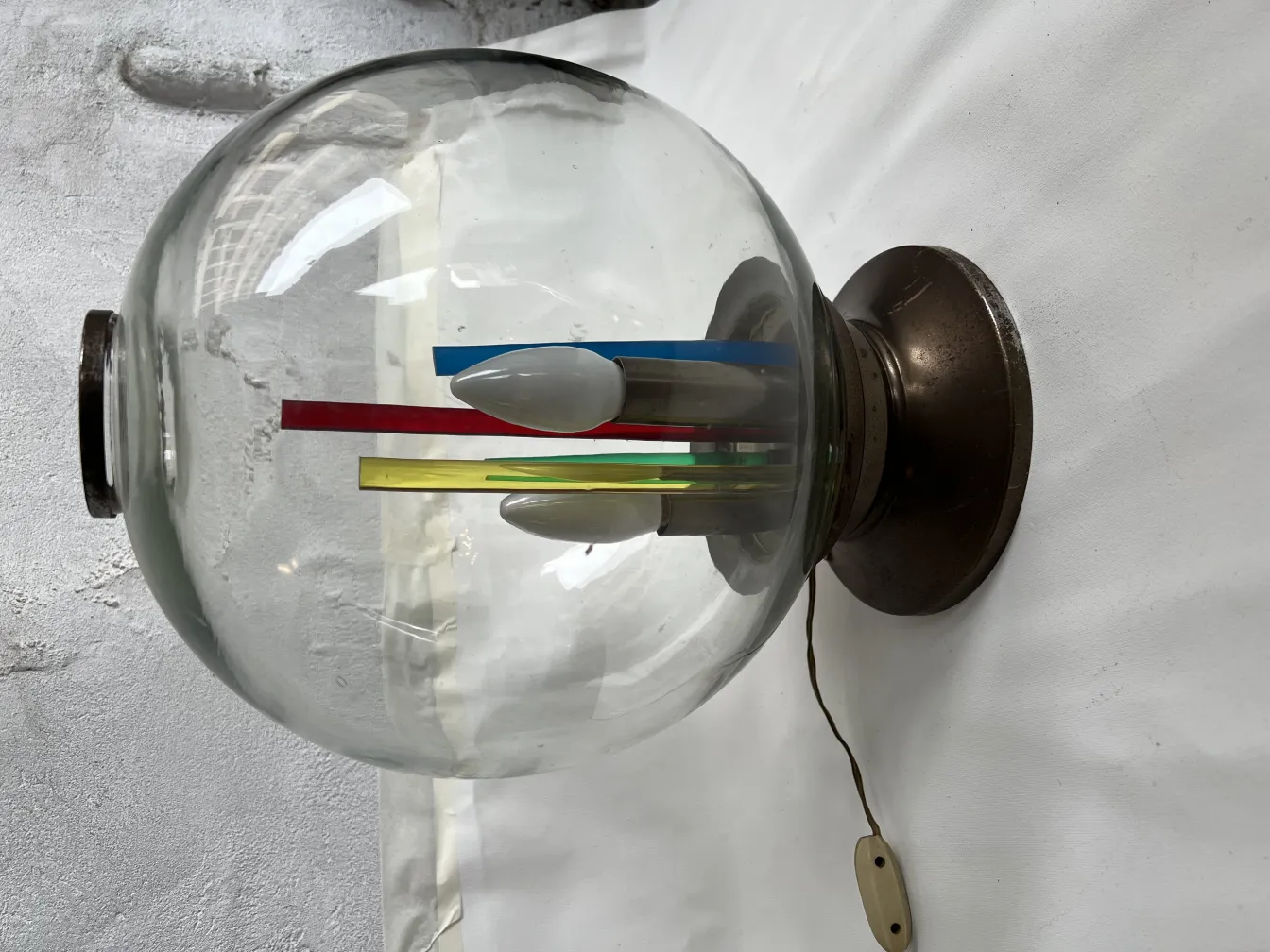 luminária de mesa antiga com esferas de vidro e cores vivas