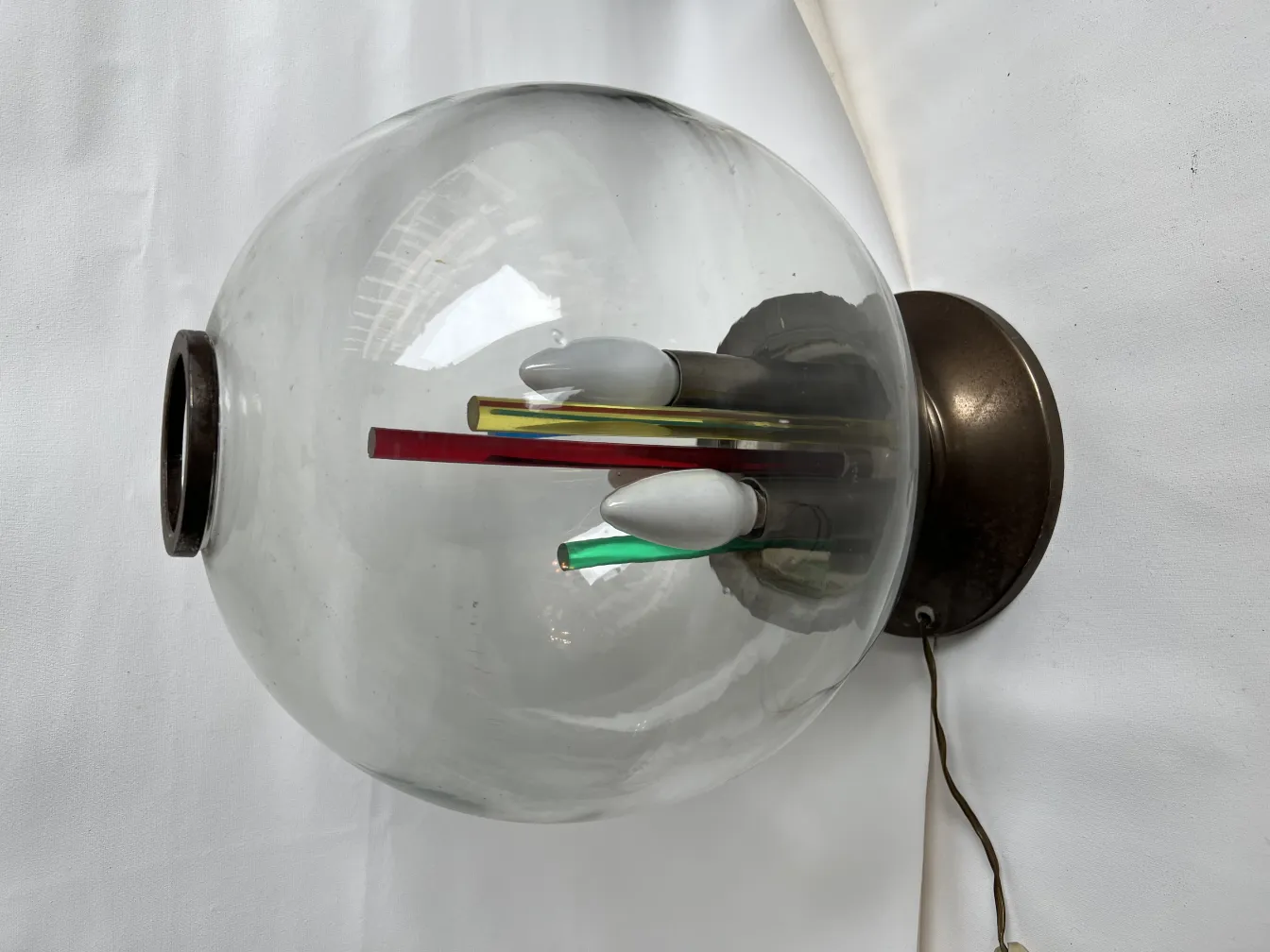 lampe de bureau ancienne avec design coloré dans un cadre neutre