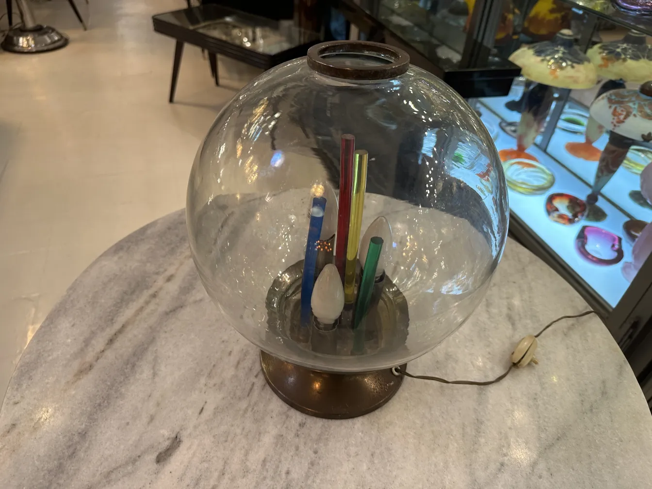 古いテーブルランプの透明なグローブとカラフルな電球、居心地の良い環境