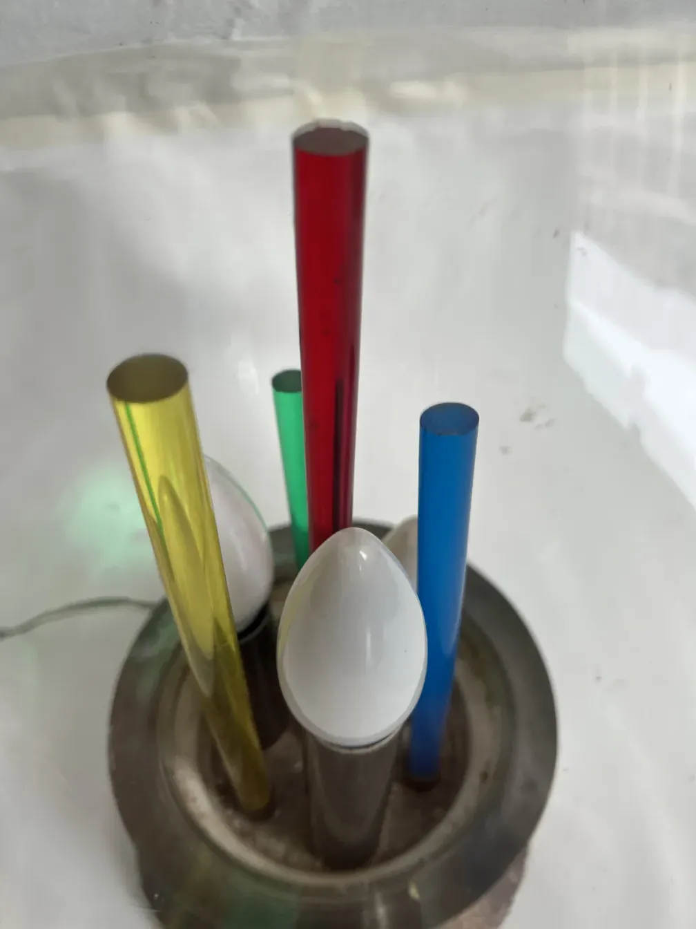 Lampada da tavolo antica con colori vivaci e design distintivo di Carlo Scarpa, circondata da un ambiente moderno.